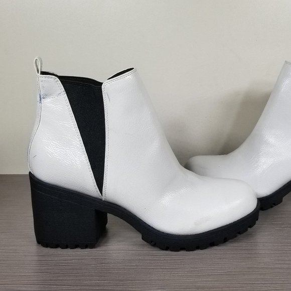 Dirty Laundry Lisbon Bootie, White & Black Faux Leather, Womens Size 8 / 38.5 - Picture 7 of 11